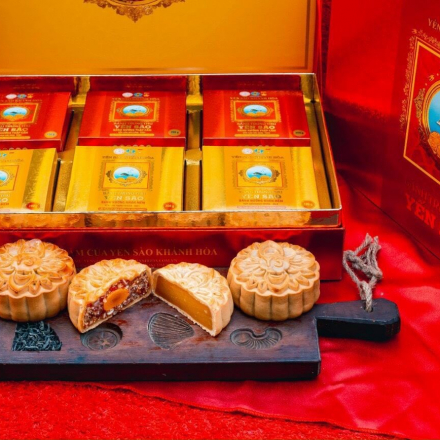 Hộp Bánh Trung Thu Yến Sào Cao Cấp